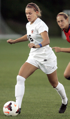 DOWN SHIFT: Princeton University women’s soccer player ­Melissa Downey dribbles the ball in a game earlier this season. Last week, junior forward Downey scored the game-winning goal in a 2-1 win over Lehigh and then added another tally in a 3-3 tie with Columbia last Saturday. Princeton, now 5-4-4 overall and 0-3-1 Ivy League, plays at Harvard (8-3-2 overall, 4-0 Ivy) on October 26.(Photo by Frank Wojciechowski)