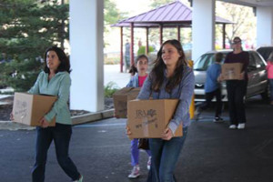 A SPIRIT OF GIVING: Volunteers from the Jewish Center of Princeton recently helped donate food to the needy as part of the “Chanukah Give-Back,” inspired by the confluence of Chanukah and Thanksgiving. Shown here are Lesley Schwartzman, left, and Eliza Rosenthale.