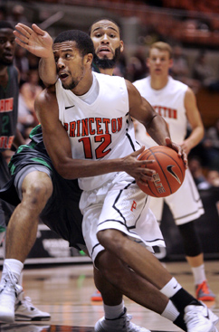 HAZEL EYES: Princeton University men’s basketball player Ben ­Hazel heads to the hoop in recent action. Junior guard Hazel played a key role in two wins for the Tigers last week, scoring a career-high 14 points in an 81-80 overtime victory against Lafayette on November 20 and then chipping in 11 points and seven rebounds as Princeton topped Rice 70-56 last Saturday.(Photo by Frank Wojciechowski)