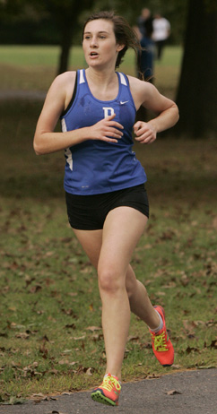 BOND YIELD: Princeton High girls’ cross country runner Julie Bond finishes strong in a race earlier this fall. Last Saturday, junior Bond placed 39th in the state Group III meet at Holmdel to help PHS take ninth in the team standings.(Photo by Frank Wojciechowski)