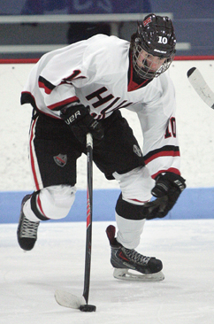 KILLER BEES: Hun School boys’ hockey player Evan Barratt controls the puck in a game earlier this season. Last Friday, freshman forward Barratt contributed three assists as Hun pulled out a 4-3 win over St. Joe’s (Pa.). Barratt’s linemates and fellow freshmen, Jon Bendorf and Blake Brown, each scored two goals in the win with Brown getting the game-winner in the last minute of the contest. Hun, now 11-5, plays at Germantown Academy (Pa.) on January 22 and at St. Augustine Prep on January 24 before facing Pennington on January 27.(Photo by Frank Wojciechowski)