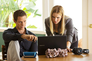 IT’S GOOD TO BE A DETECTIVE AGAIN: Veronica Mars (Kristen Bell, right) goes over some material with her ex boyfriend Logan (Jason Dohring). Logan is the principal suspect in the murder of Bonnie De Ville, however, Veronica, who is now living in New York City, is convinced that he is innocent, so she drops everything and returns to Neptune, California to help Logan prove his innocence.