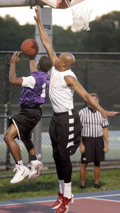 INSIDE KNOWLEDGE: Winberie’s player-coach Kurt Simmons, right, thwarts Matt Johnson of King’s Pizzarama in action last week during the Princeton Recreation Department Men’s Summer Basketball League best-of-three championship series. Simmons’ inside play helped Winberie’s sweep the series 2-0 to win the title.                                                                                             (Photo by Frank Wojciechowski)