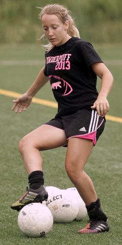 SOLE CONTROL: Princeton Day School girls’ soccer player Stef Soltesz controls the ball in a recent training session. Senior star defender Soltesz figures to be a key performer as PDS looks to defend its Mercer County Tournament title. The Panthers start regular season play with a game at New Hope-Solebury (Pa.) on September 5.(Photo by Frank Wojciechowski)