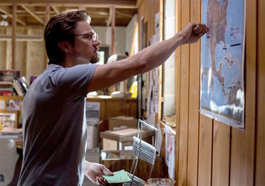 DOTTING THE T’S AND CROSSING THE I’S: Gary Webb (Jeremy Renner) carefully checks his facts during the course of gathering information to be used in his inflammatory esposé of the Central Intelligence Agency’s dealings with the Nicaraguan Contras. Webb’s story “Dark Alliance” was published in the San Jose Mercury News, in a series of articles in 1996. (Photo by Chuck Zlotnick, © 2013, Focus Features LLC. All Rights Reserved)