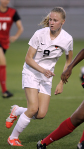 GETTING LOOSE: Princeton University women’s soccer player Tyler Lussi heads upfield in action earlier this season. Last Saturday at Yale, sophomore star Lussi came up big, scoring a goal late in the second half to give the Tigers a 1-0 victory over the Bulldogs in the Ivy League opener for both teams. Princeton, now 2-3-2 overall and 1-0 Ivy, hosts Dartmouth (3-2-2 overall, 0-0-1 Ivy) on October 4 at Roberts Stadium.(Photo by Frank Wojciechowski)