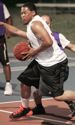 RETURN TO ACTION: Chris Hatchell heads upcourt last year for Winberie’s as he helped the team win the championship in the Princeton Recreation Department Men’s Summer Basketball League. After announcing his retirement from the league, Hatchell changed his mind and was back in action for Winberie’s last Monday as it topped King’s Pizzarama 63-54. In other action on Monday, Dr. Palmer defeated Princeton Youth Sports 50-30 and Princeton Pi topped Aria Health 67-64.(Photo by Frank Wojciechowski)