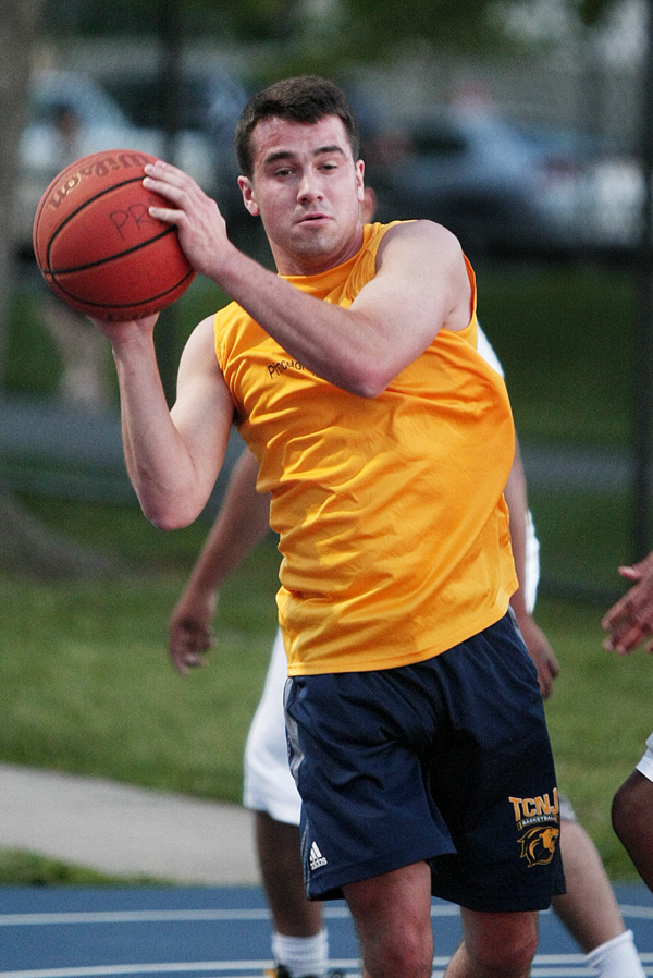 CLASSIC LOOK: SAT Smart/Princeton Soup and Sandwich guard Eric Klacik looks to unload the ball in action this season in the Princeton Recreation Department Summer Men’s Basketball League. Last Monday, Klacik scored a game-high 14 points to help third-seeded SAT Smart edge sixth-seeded Belle Mead Physical Therapy 50-47 in the league quarterfinals. The win earned the team a spot in the league semis on Friday against the victor of the July 22 quarterfinal clash between second-seeded Bring Me Food and seventh-seeded King’s Pizzarama. The other semi on Friday will match the winners of quarterfinal contests between top-seeded Ivy Inn and eighth-seeded Princeton Pi and No. 4 seed Aria Health against fifth-seeded and defending champion Winberie’s.(Photo by Frank Wojciechowski)