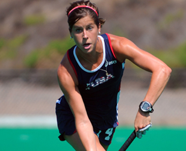 GOLDEN MOMENT: Katie Reinprecht looks for an opening in action for the U.S. women’s national field hockey team. Last month, former Princeton field hockey standout Reinprecht ’13 helped the U.S. win the gold medal at the Pan American Games in Toronto, Canada. Midfielder Reinprecht scored a goal in the team’s 2-1 win over Argentina in the final. The goal came on an assist from Reinprecht’s younger sister, Julia, a star defender for the U.S. and a former Tiger standout herself.(Photo Courtesy of USA Field Hockey/Yuchen Nie)